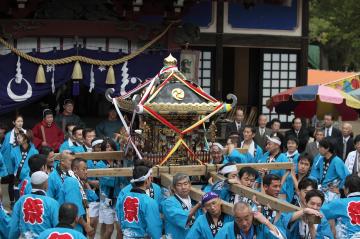 白子神社で神輿を担ぐ写真