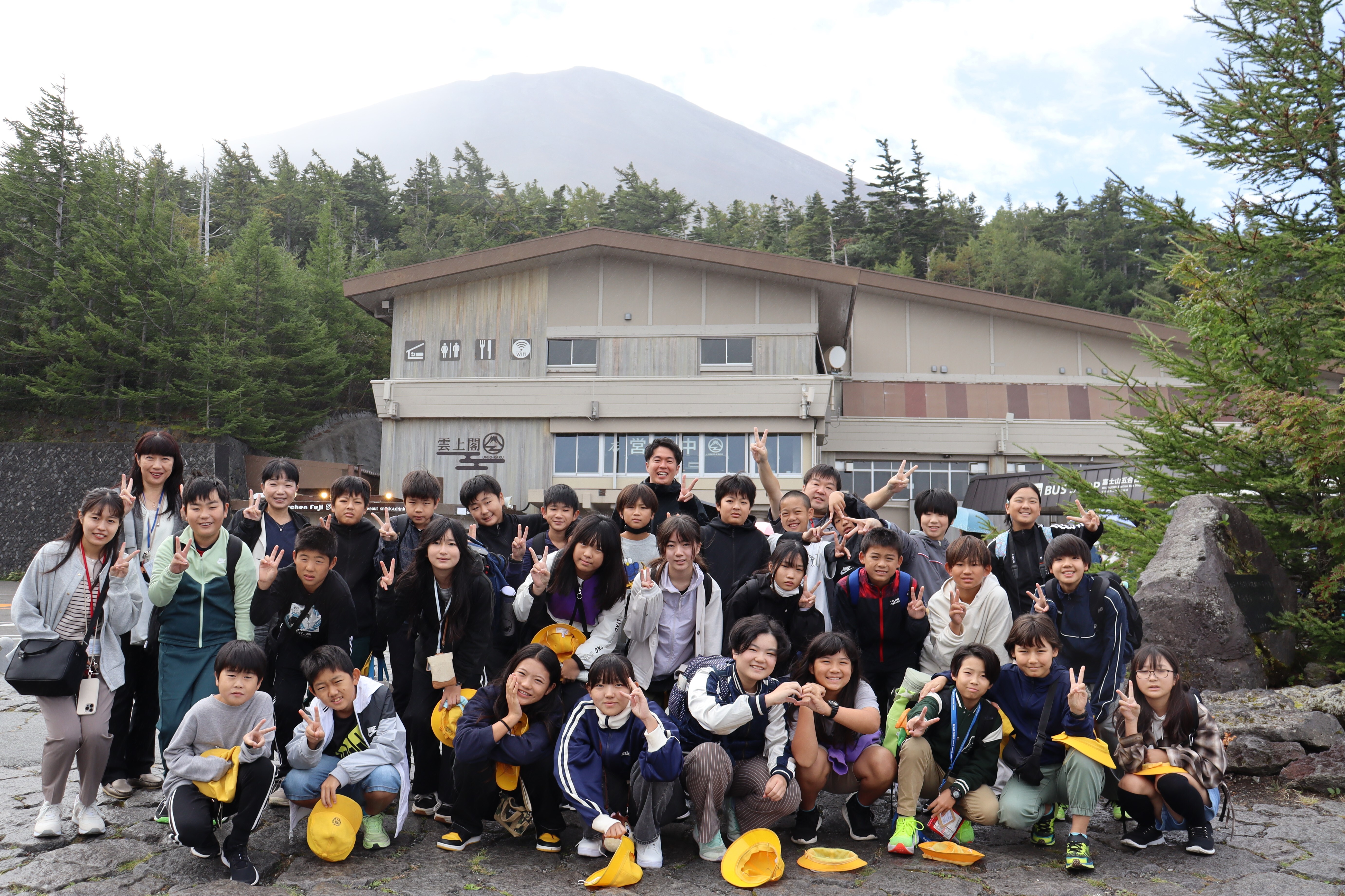 宿泊施設での集合写真
